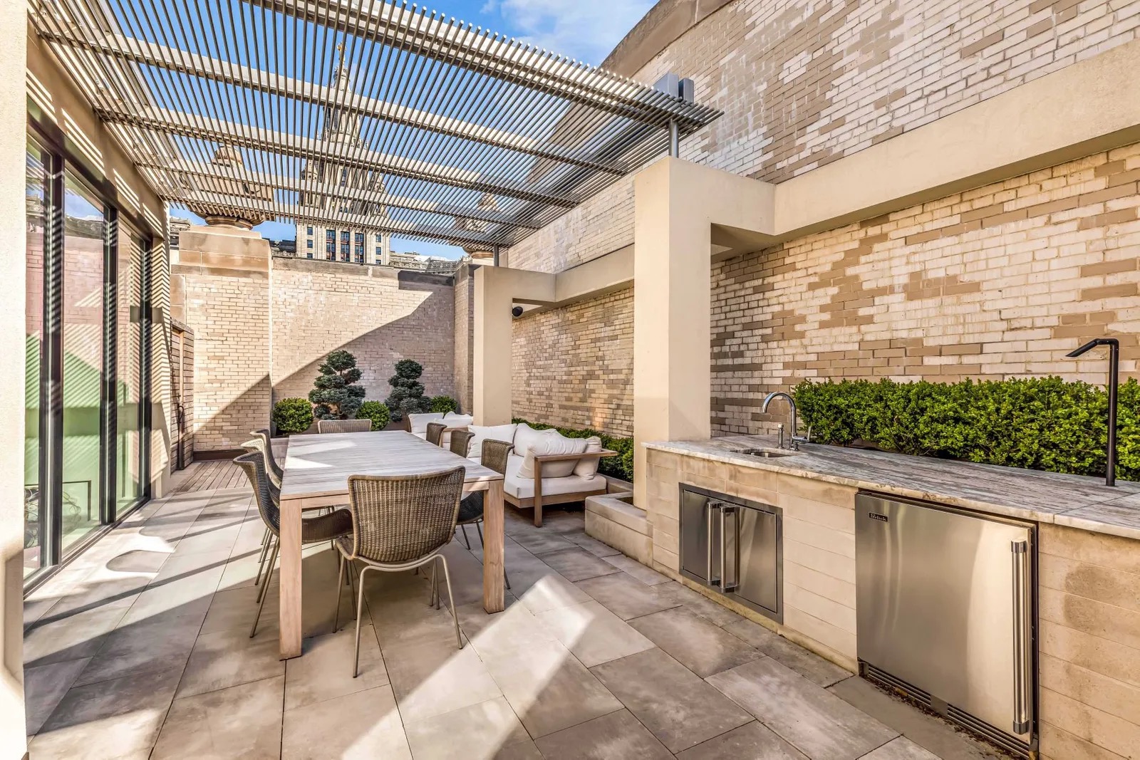 Feasting Alfresco: 4 Homes with Delectable Outdoor Kitchens - Sotheby´s ...